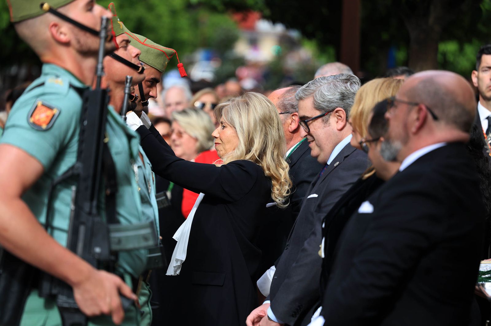 Sábado de Pasión: Imágenes de la procesión del Cristo de la Vera+Cruz portado por el Grupo de Caballería Ligero Acorazado 'Reyes Católicos' II de la Legión de Ronda
