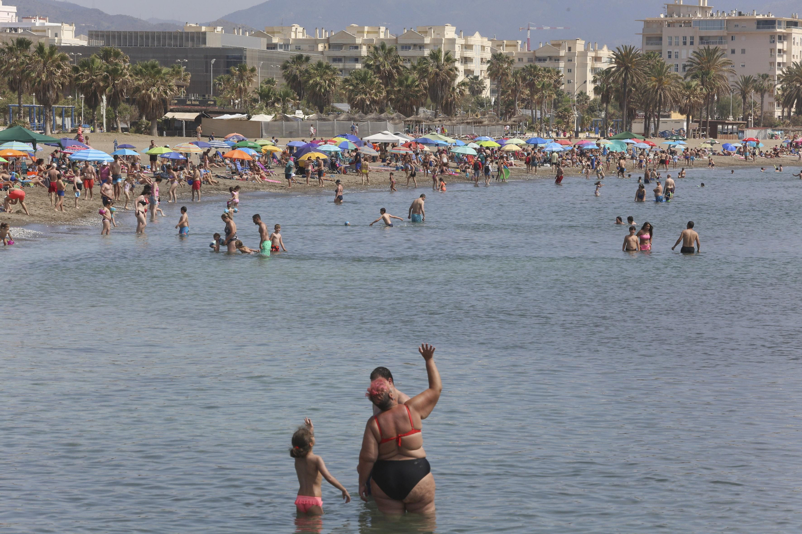 Un domingo de playa en Málaga, en fotos.