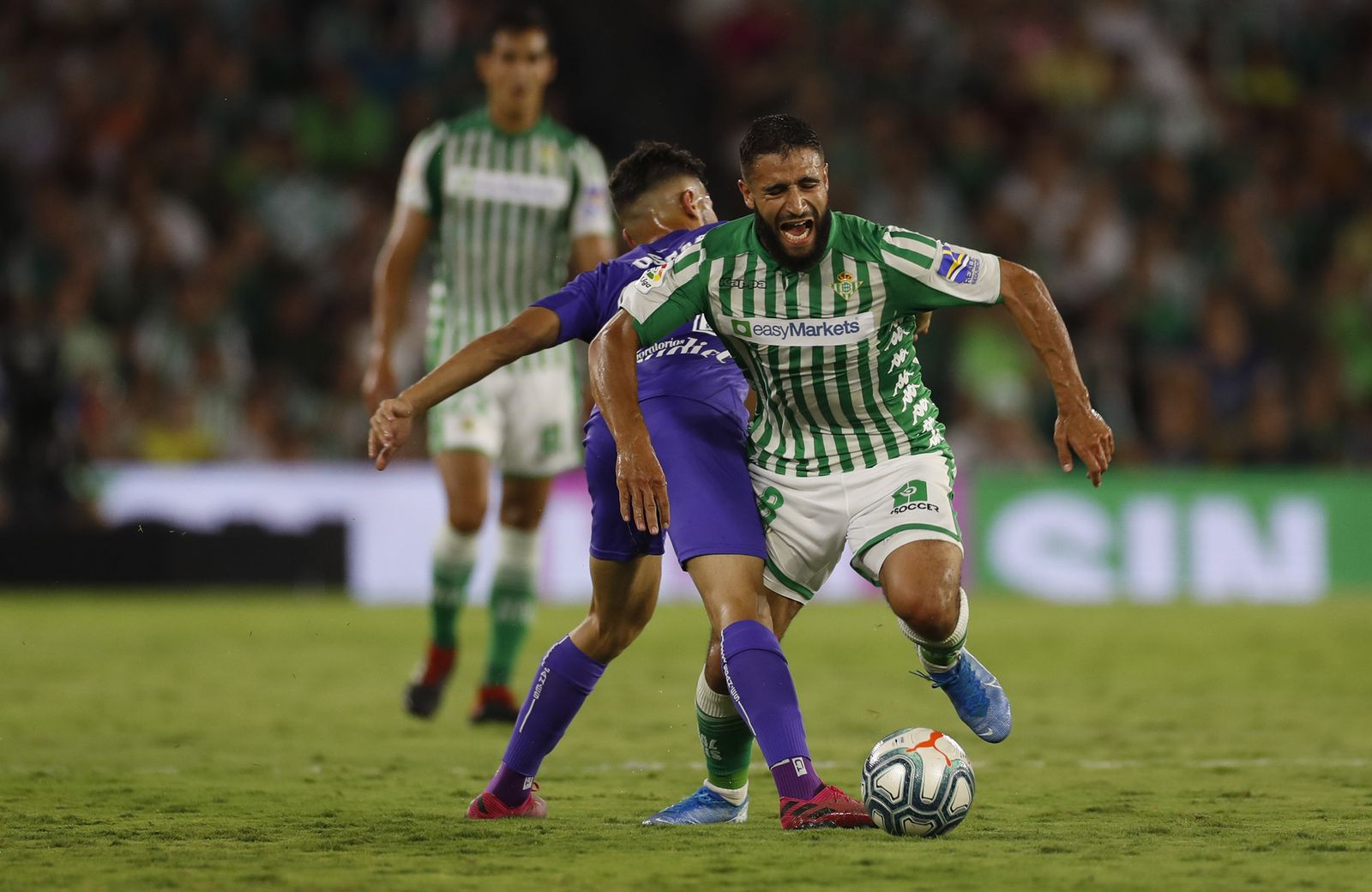 Fekir es derribado en un lance del encuentro.