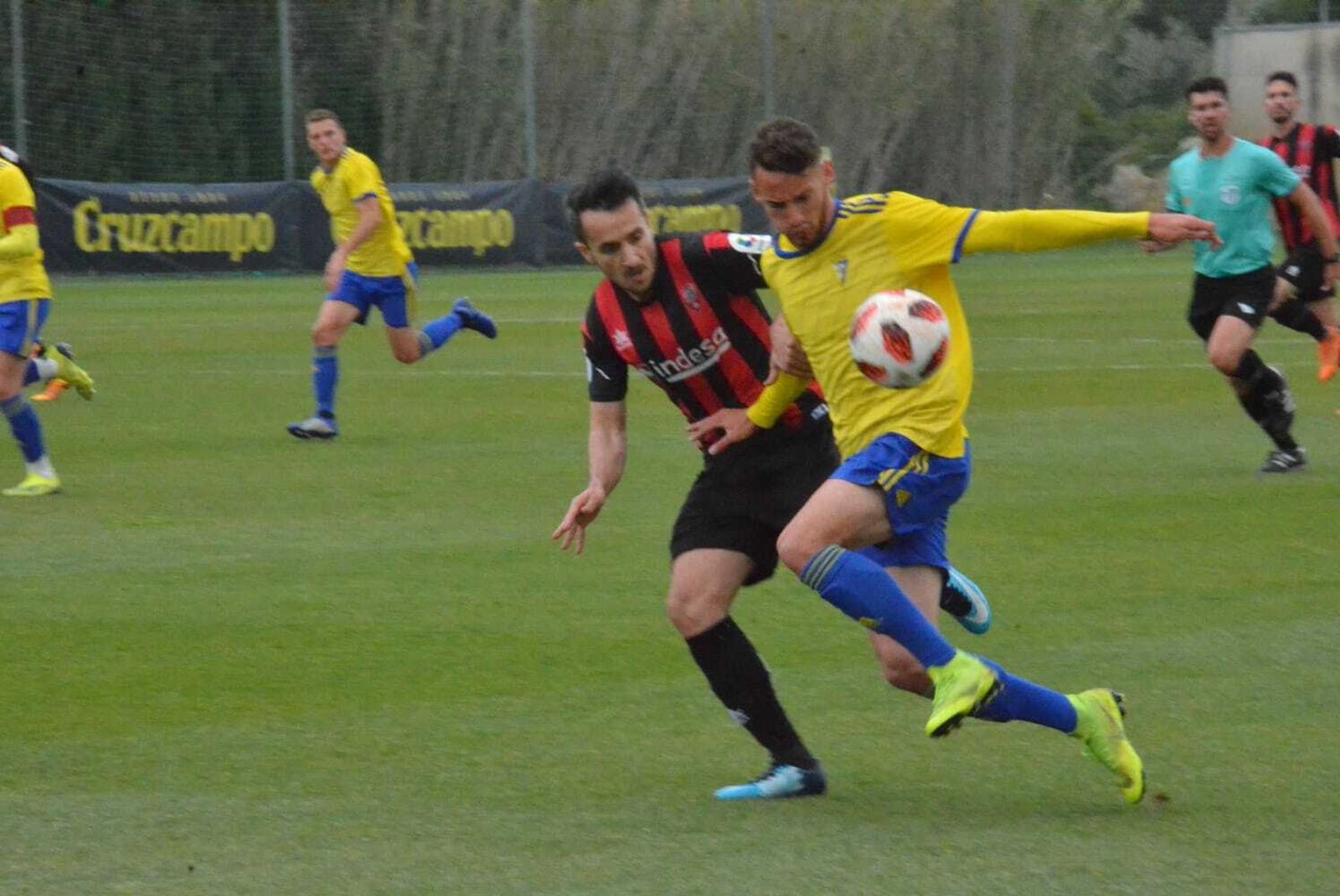 Javi Navarro intenta controlar acosado por un rival.