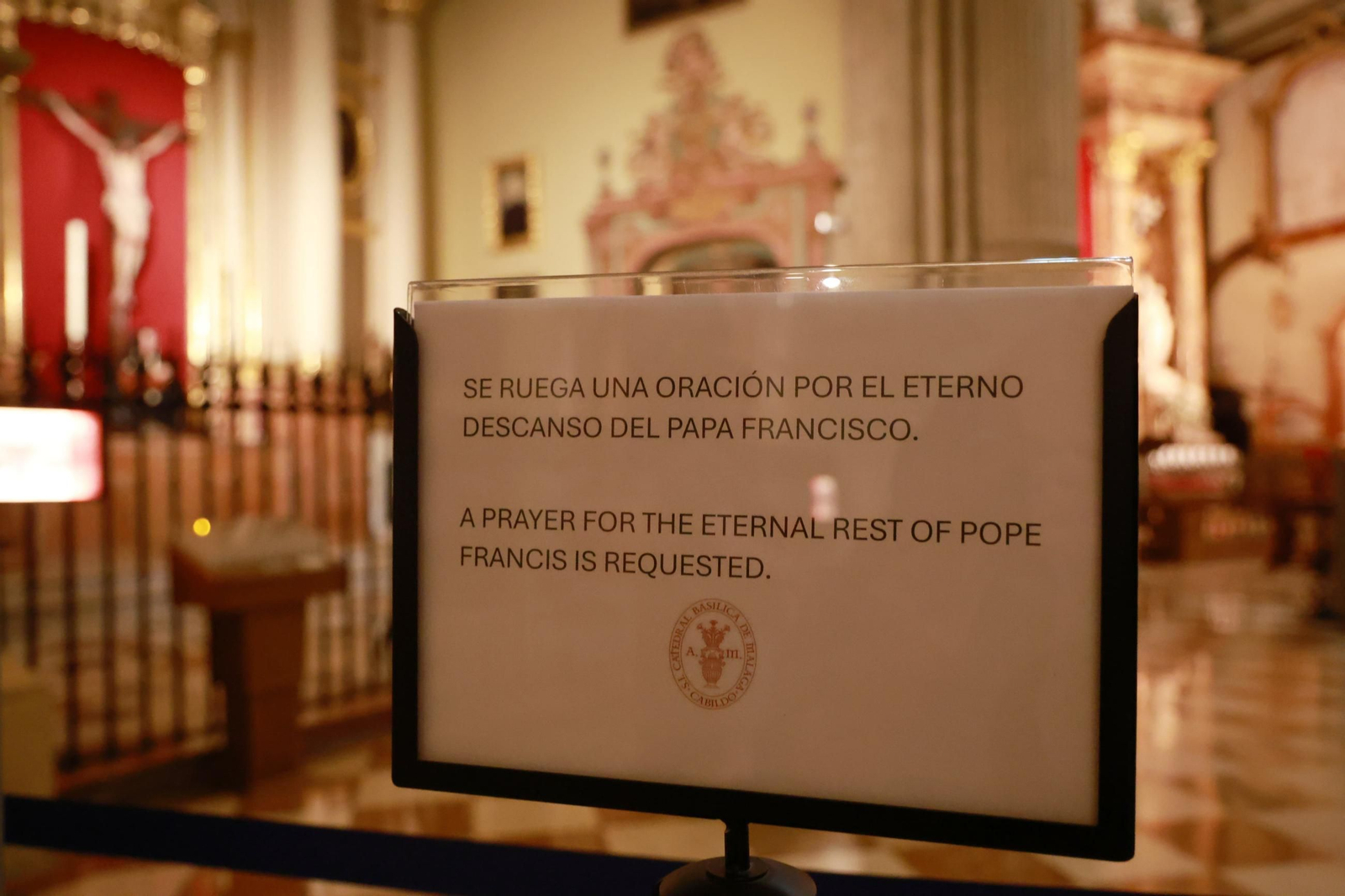 Carteles en la Catedral de Málaga pidiendo una oración por el papa Francisco.