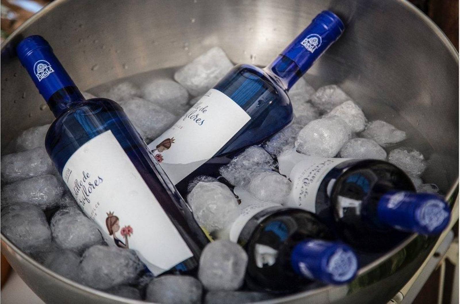 Botellas de Castillo de Miraflores en una champanera.