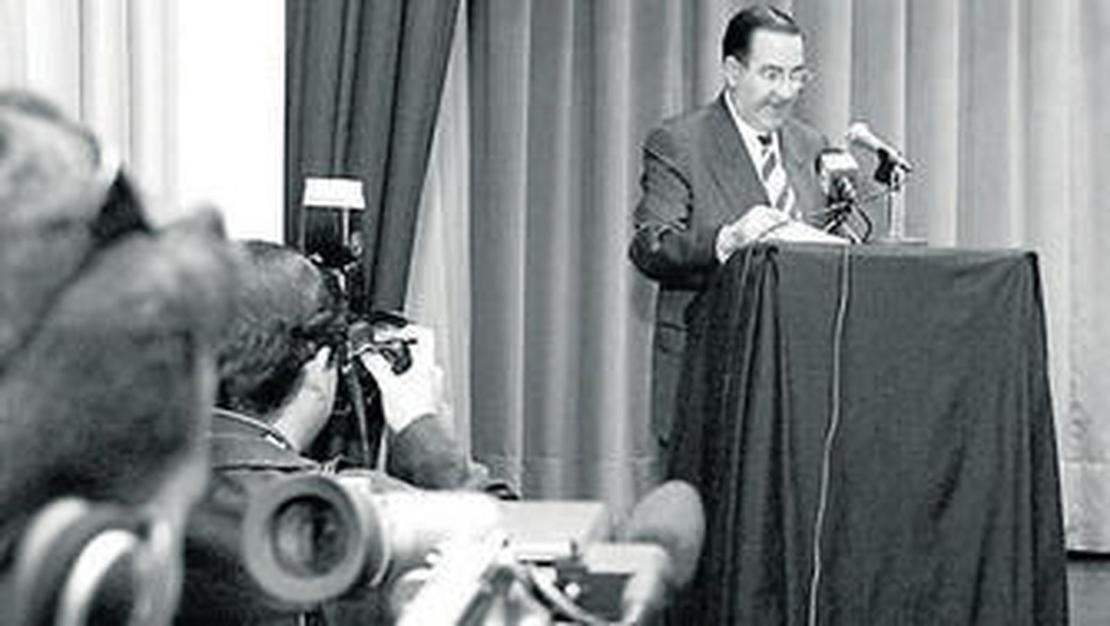 Tito Collantes, fotografiado en 2004, durante la presentación de su 'Diccionario cofrade de La Isla'.