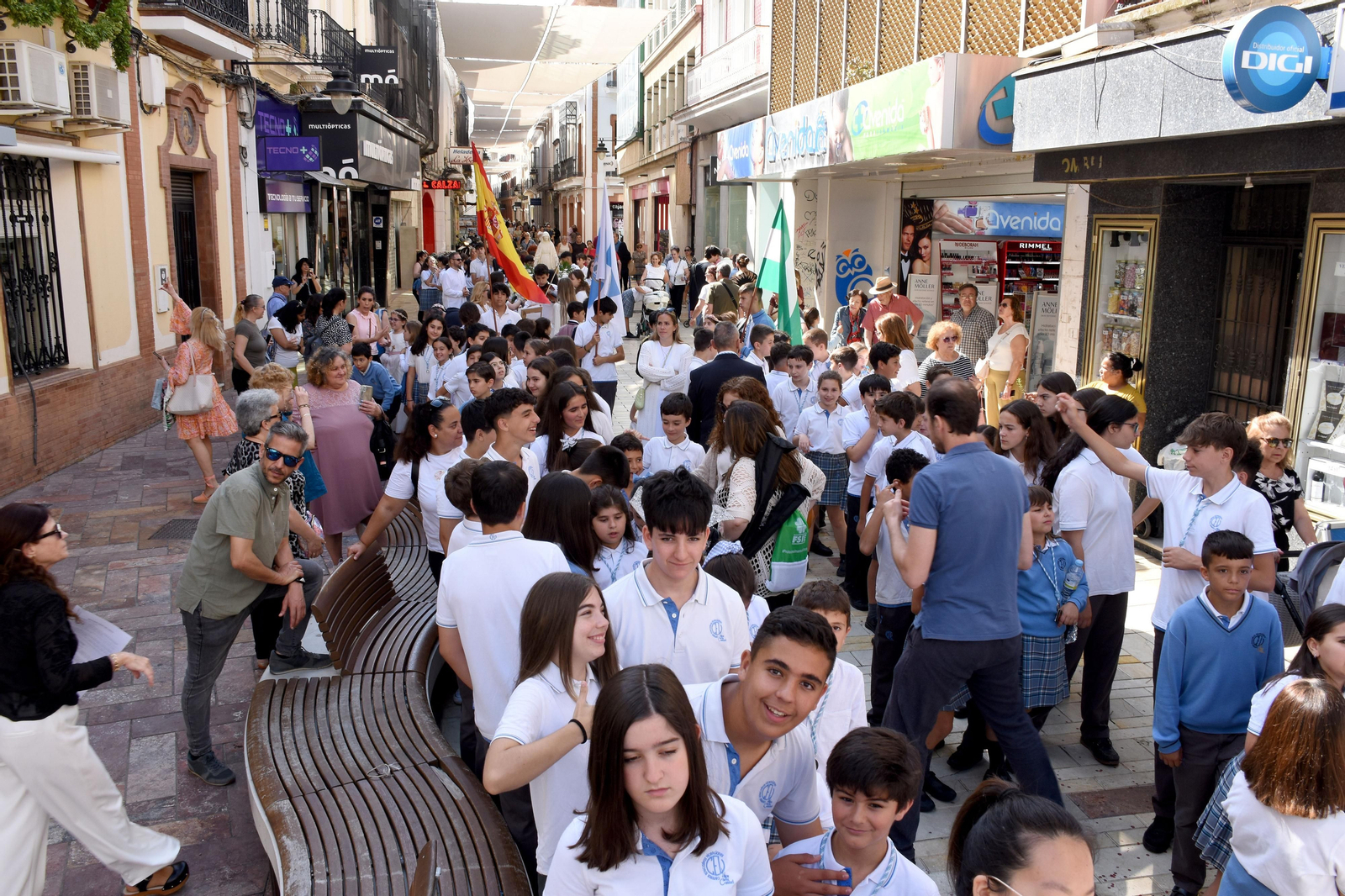Imágenes de la procesión de la Virgen Milagrosa del colegio San Vicente de Paúl