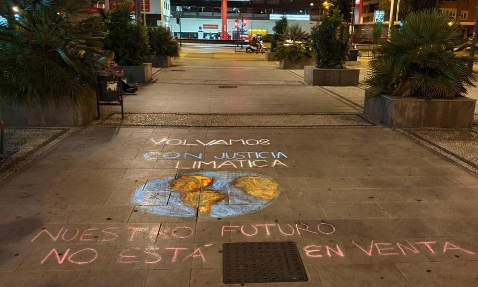 La pintada con tiza pidiendo justicia climática en Granada