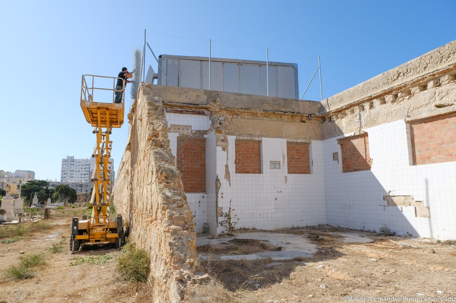 Colocación del vallado en la tapia del antiguo cementerio de San José.