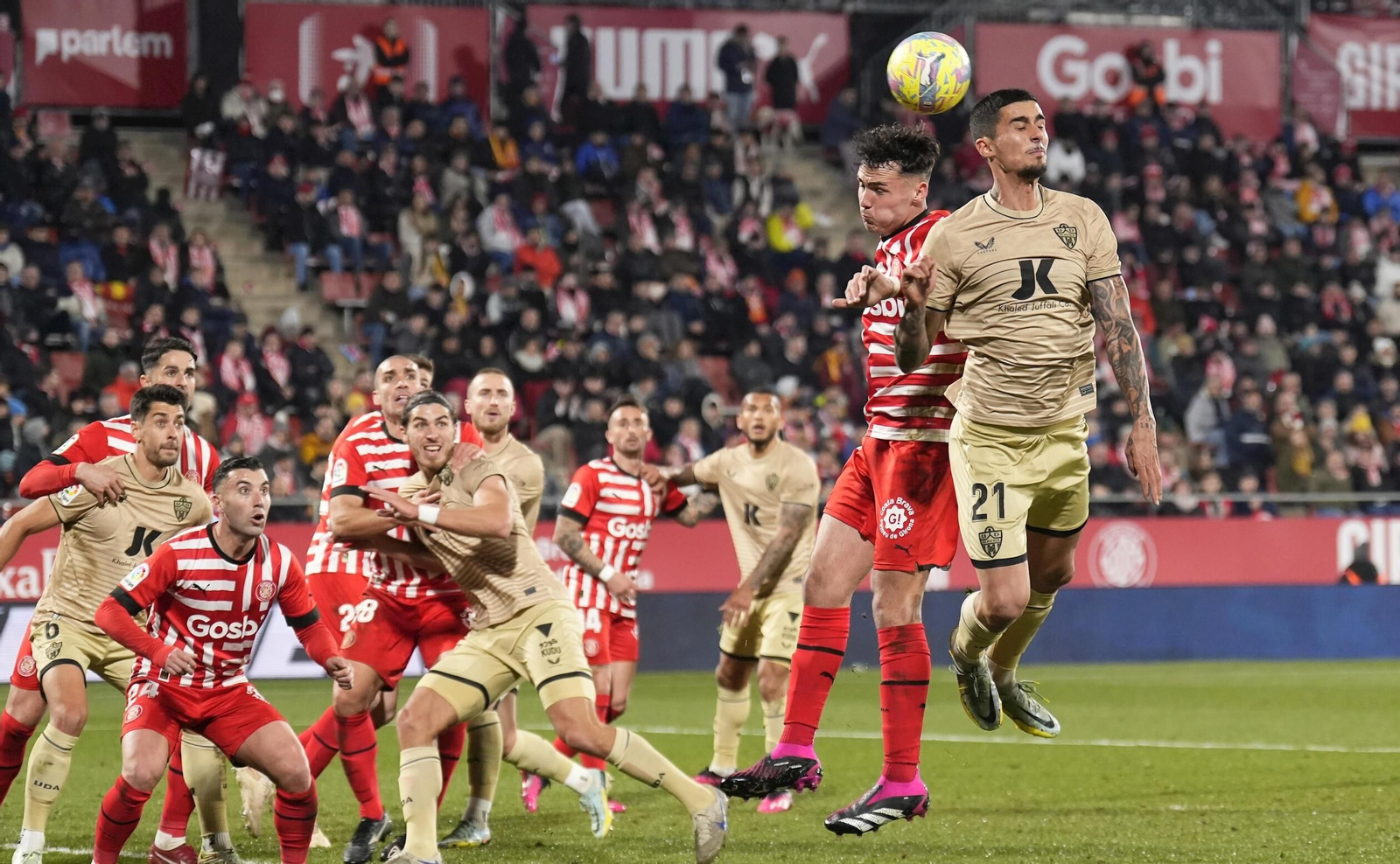 Arnau Martínez y Chumi saltan en un saque de esquina