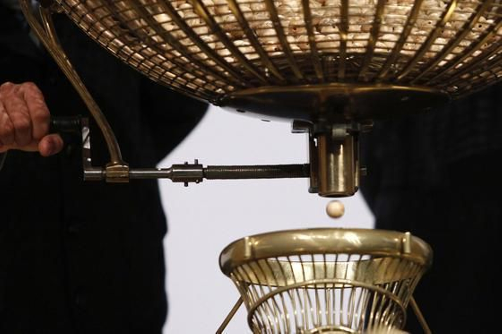 El Gordo ha recaído en el número 58.268, vendido íntegramente en un pubelo de Huesca.

Foto: EFE