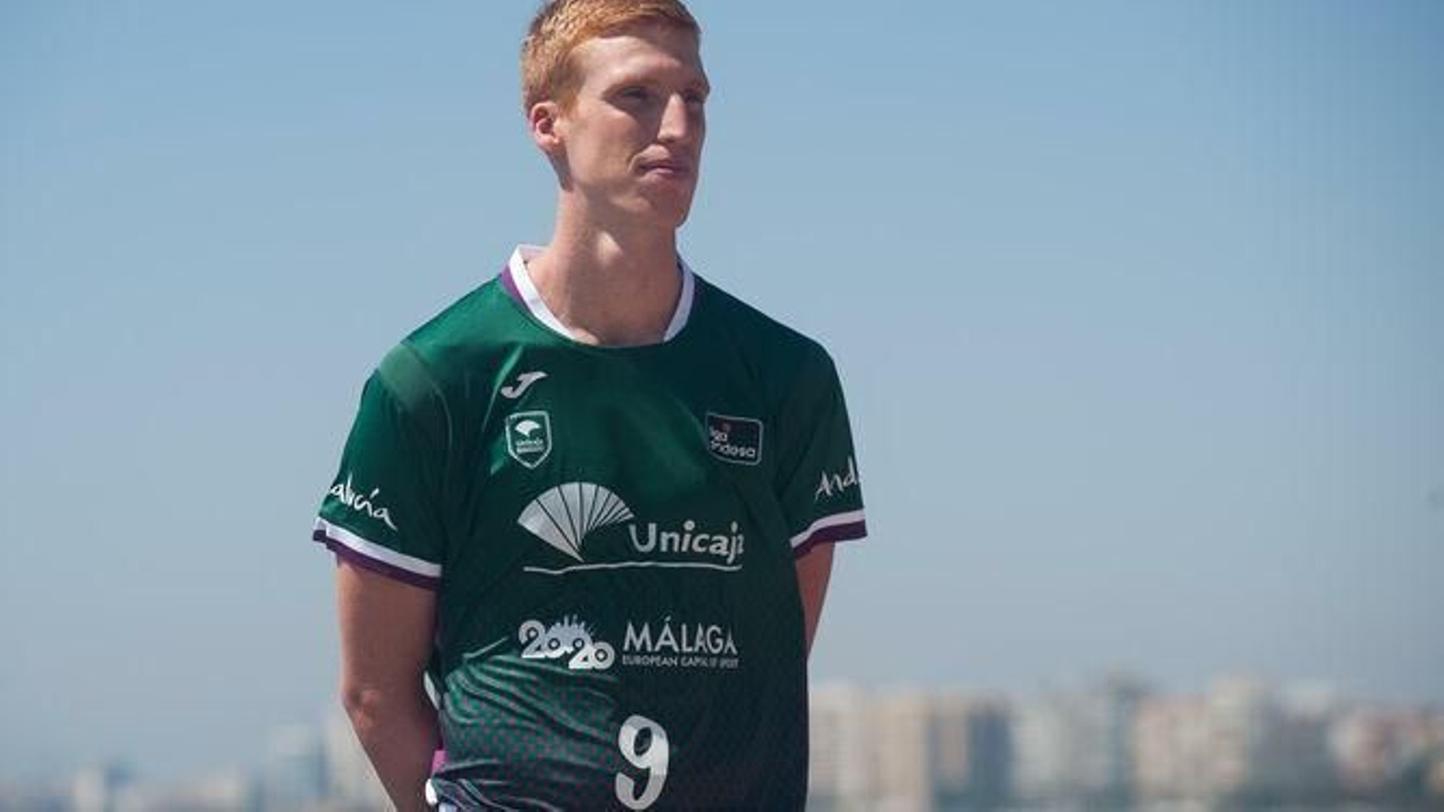 Alberto Díaz posa con la camiseta del Unicaja.