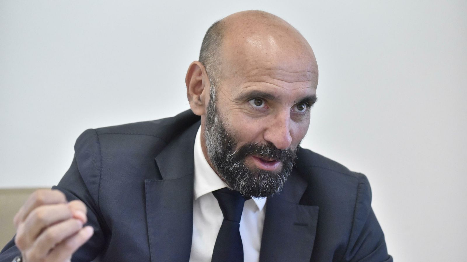 Monchi sonríe durante la entrevista.
