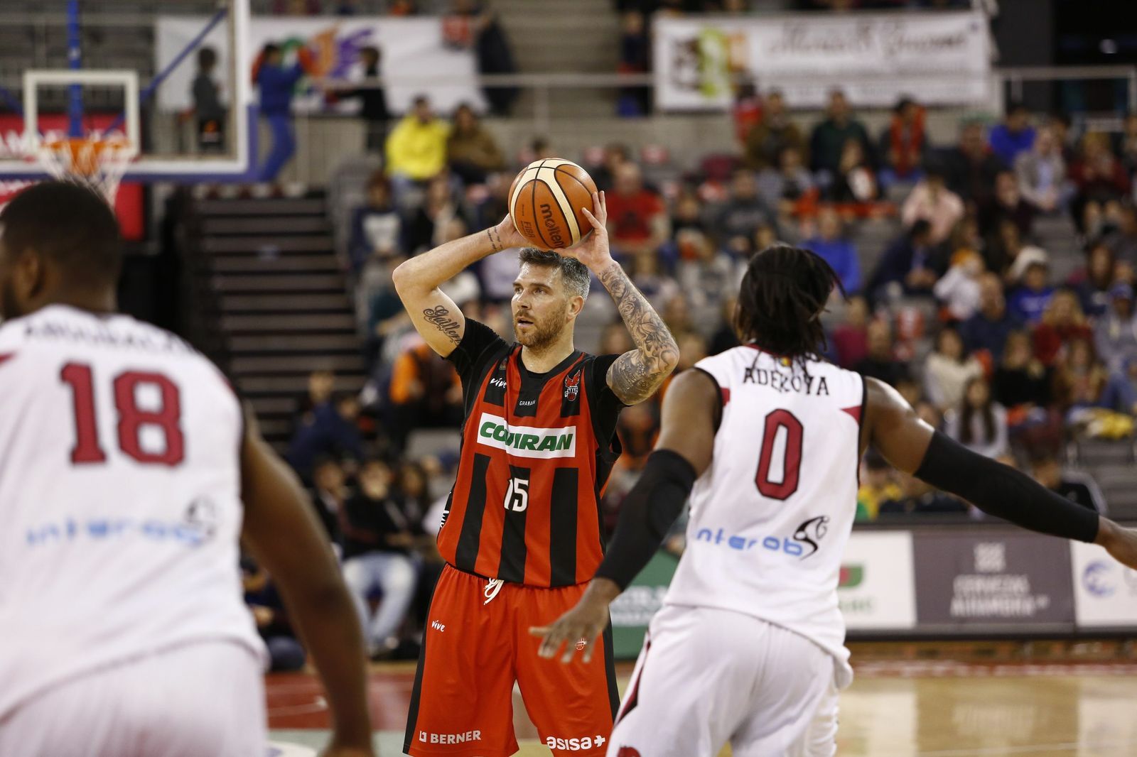 Guille Rubio busca, en el último partido ante el Valladolid, un compañero al que pasarle la pelota.