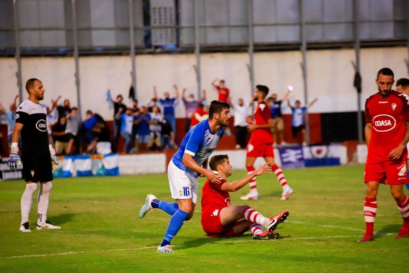 Chuma celebra el primer tanto del Xerez CD al San Fernando.