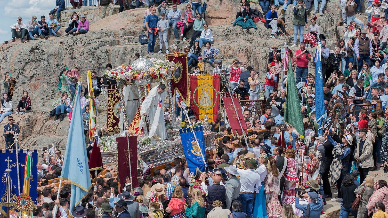 Procesión en romería por el cerro del año 2022.