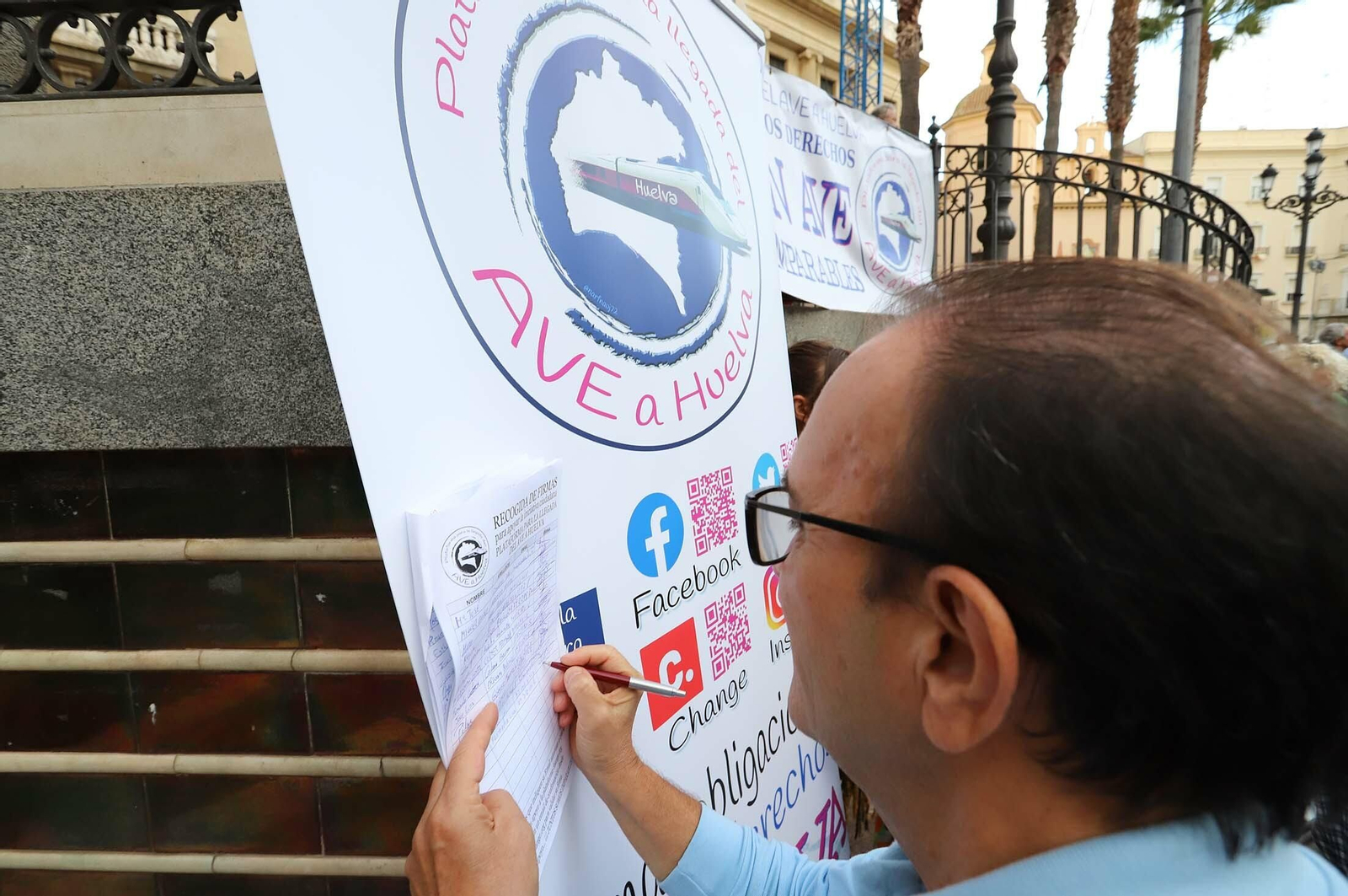 Imágenes de la concentración en defensa de la llegada del AVE a Huelva