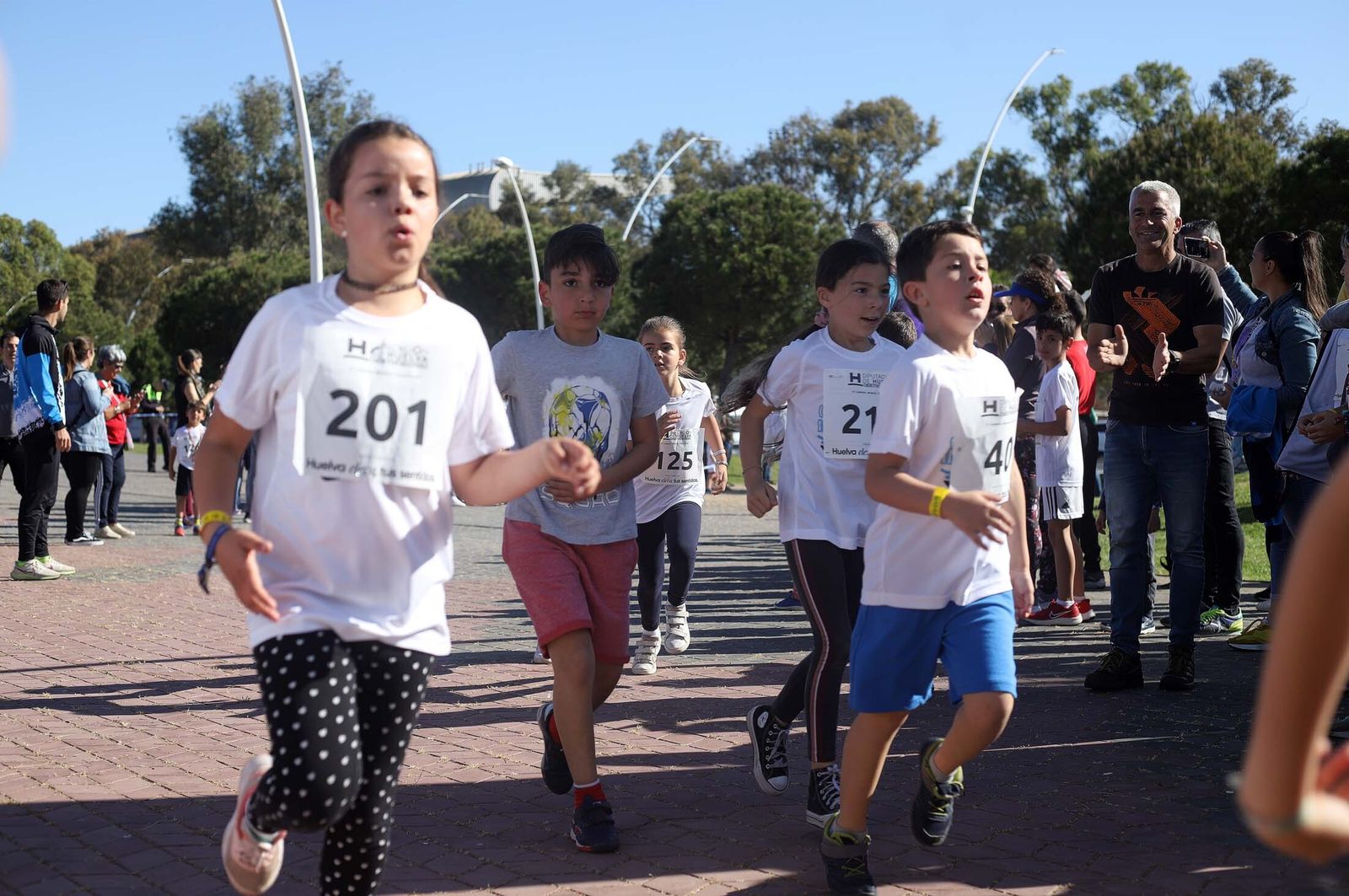 Imágenes de la carrera infantil previa a la "10K Puerta del Descubrimiento"