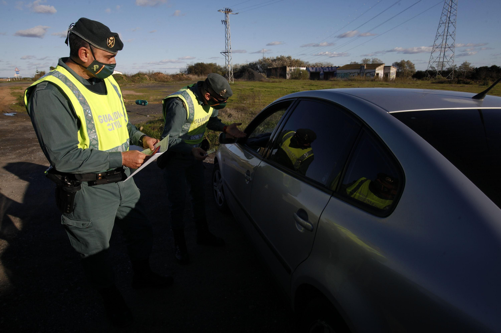 Controles de la Guardia Civil en los accesos a la costa de Huelva