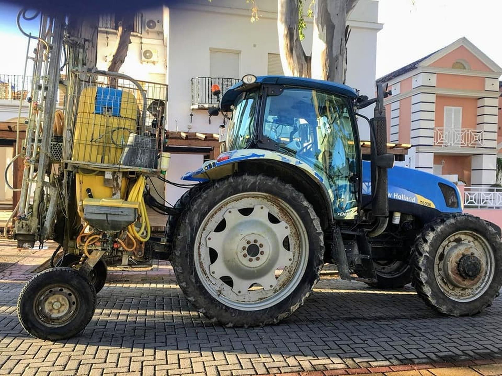 Uno de los tractores que se están utilizando en los trabajos de desinfección de las calles de Chipiona.