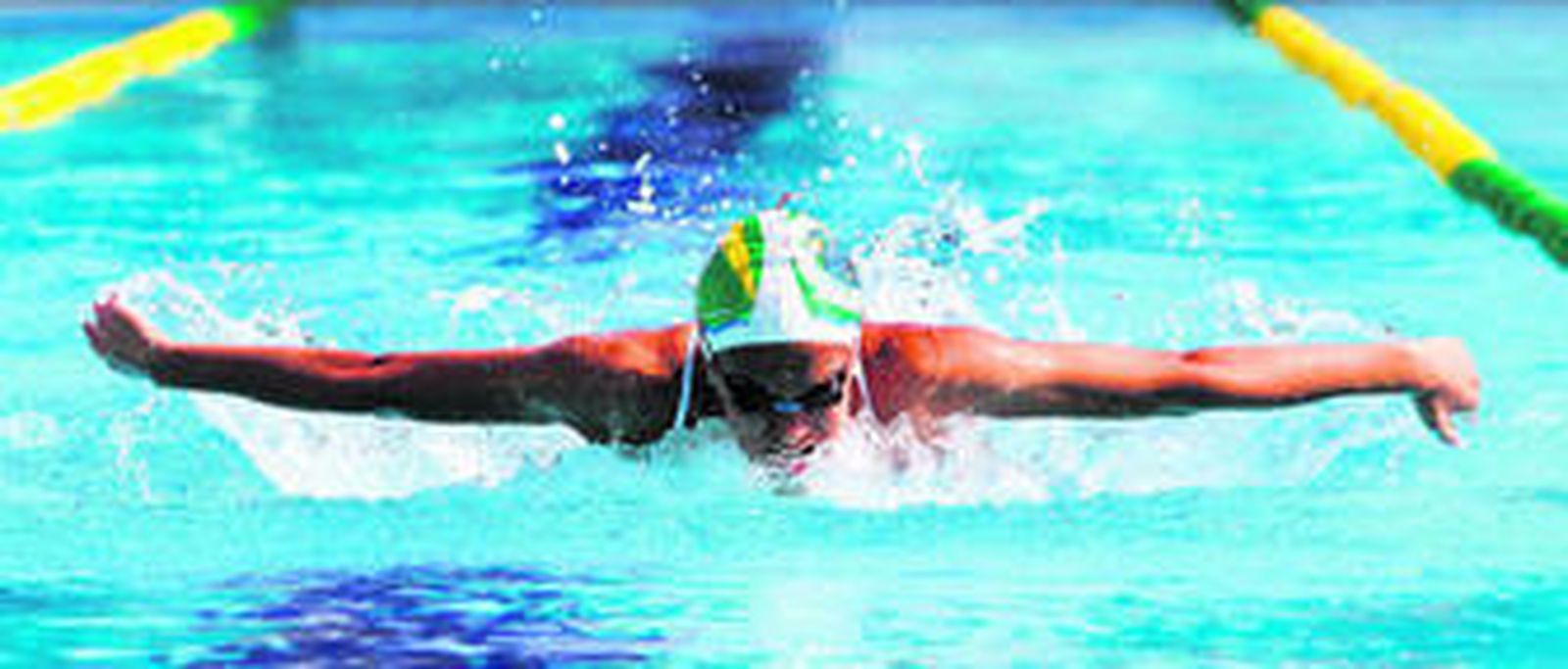 Andrea Melendo da una brazada de mariposa en uno de sus entrenamientos en el Club Natación Mairena.