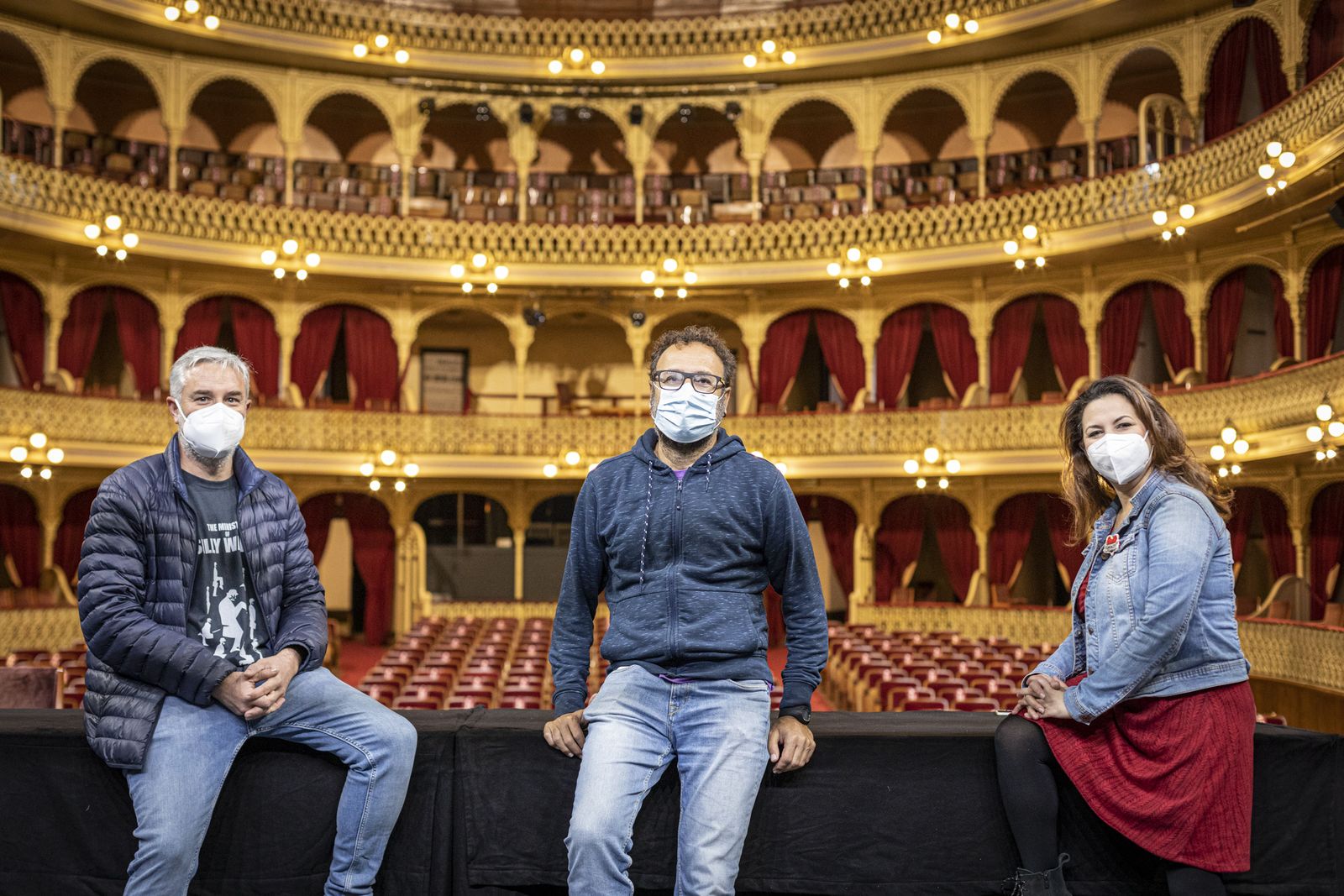 Alejandro Leiva (El Perchero), David Medina Tamayo (Showmancero) y Susana Ginesta (Cadiwoman), en el Gran Teatro Falla.