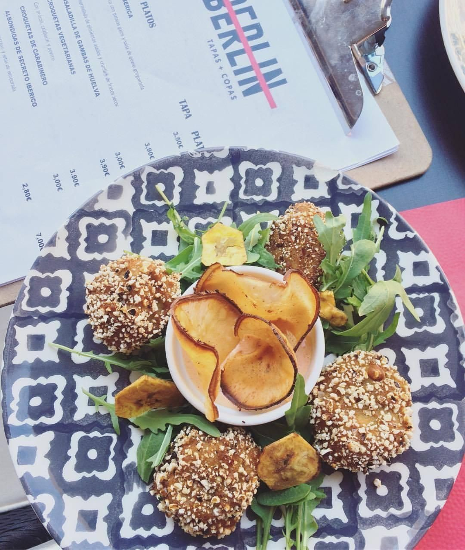 Falafel de lentejas, zanahoria y tahini, empanadas en palomitas con mayonesa de pimientos asados