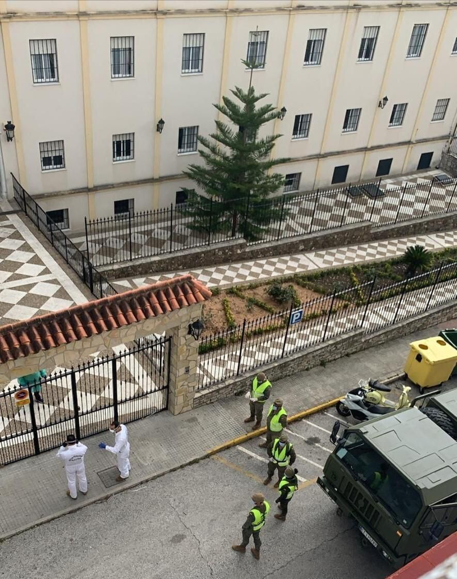 Militares a las puertas de la residencia de Ubrique para ayudar en la desinfección