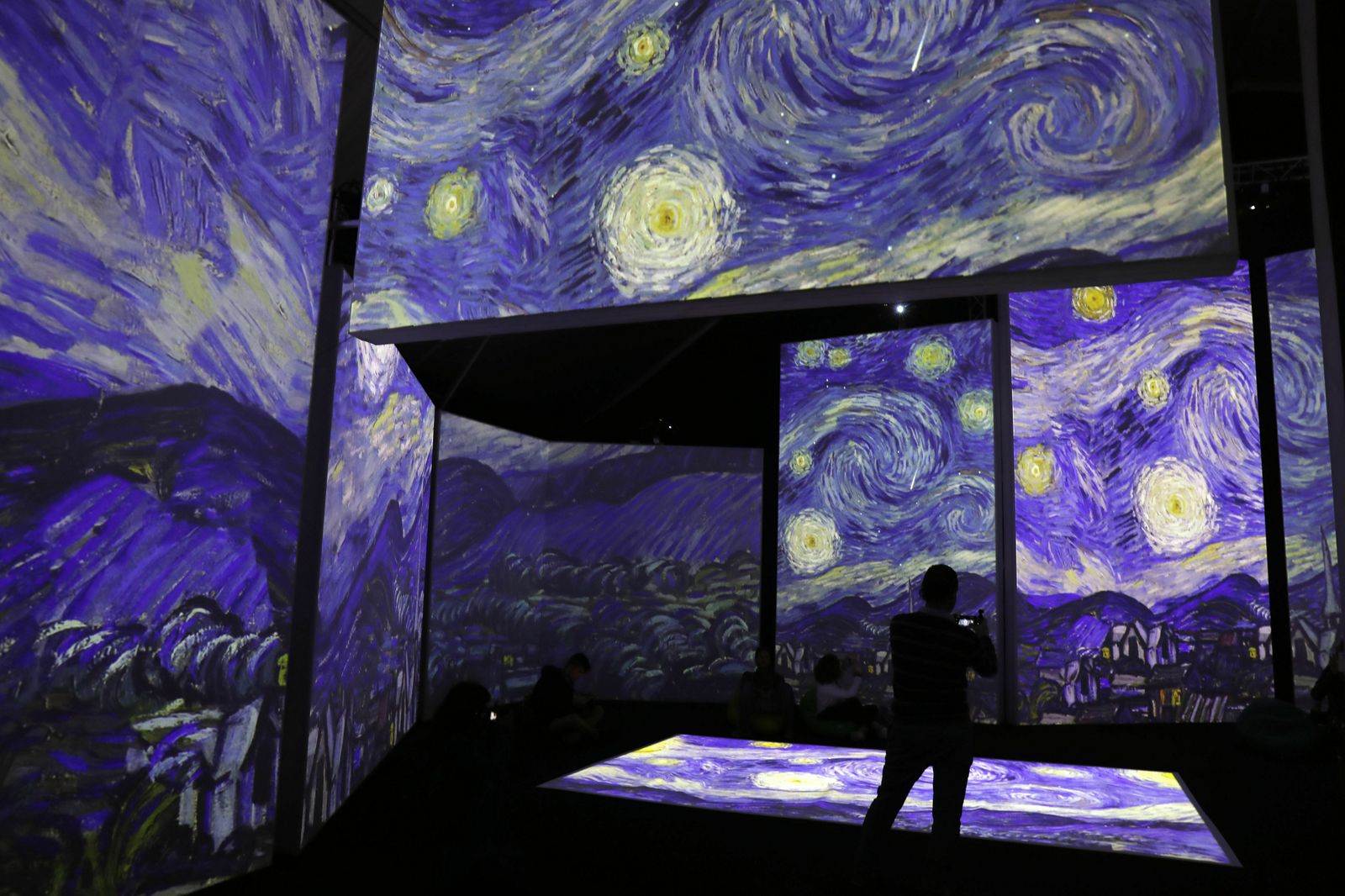 Presentación de la exposición 'Van Gogh Alive' en el Muelle Uno de Málaga.