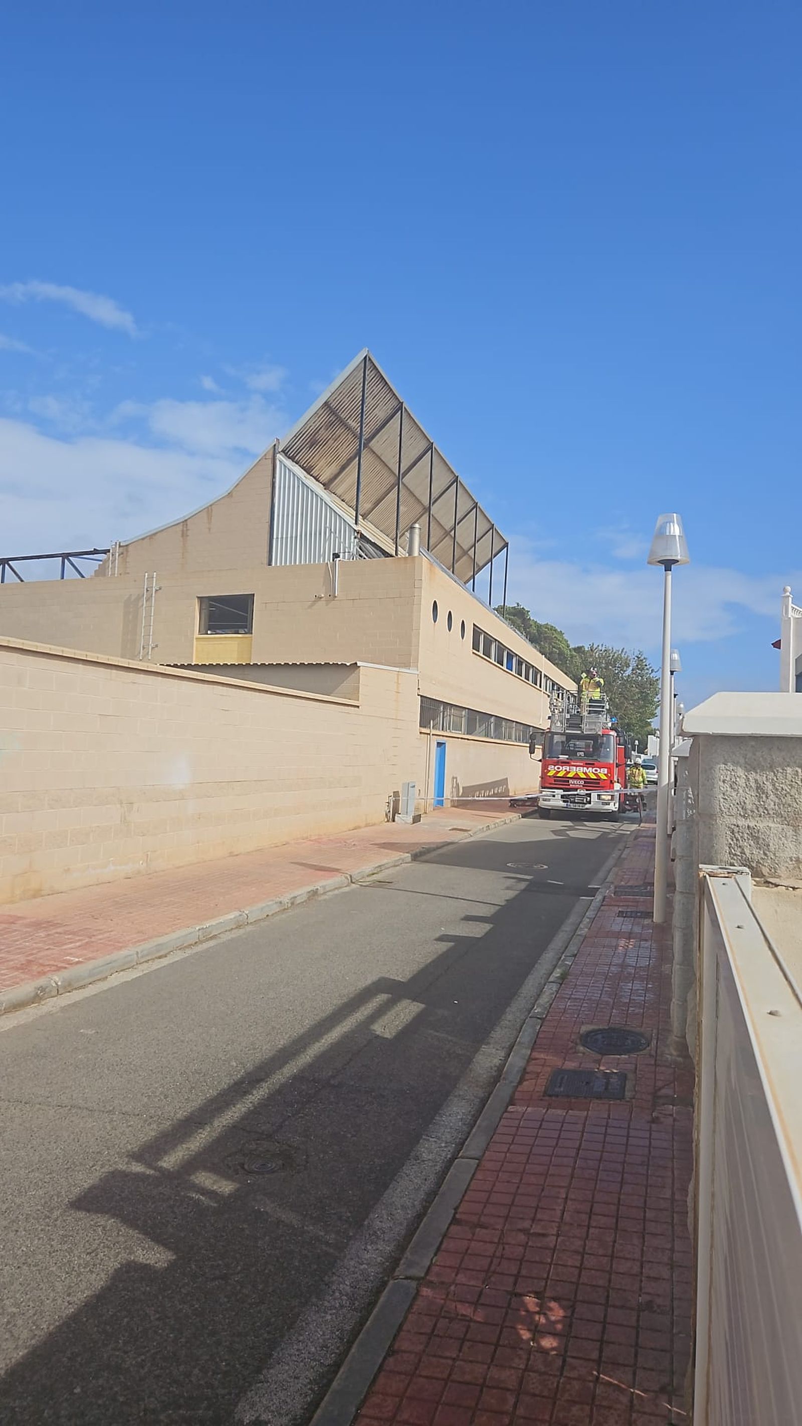 Los bomberos aseguran el techo del pabellón de Costacabana tras varios desprendimientos de elementos.