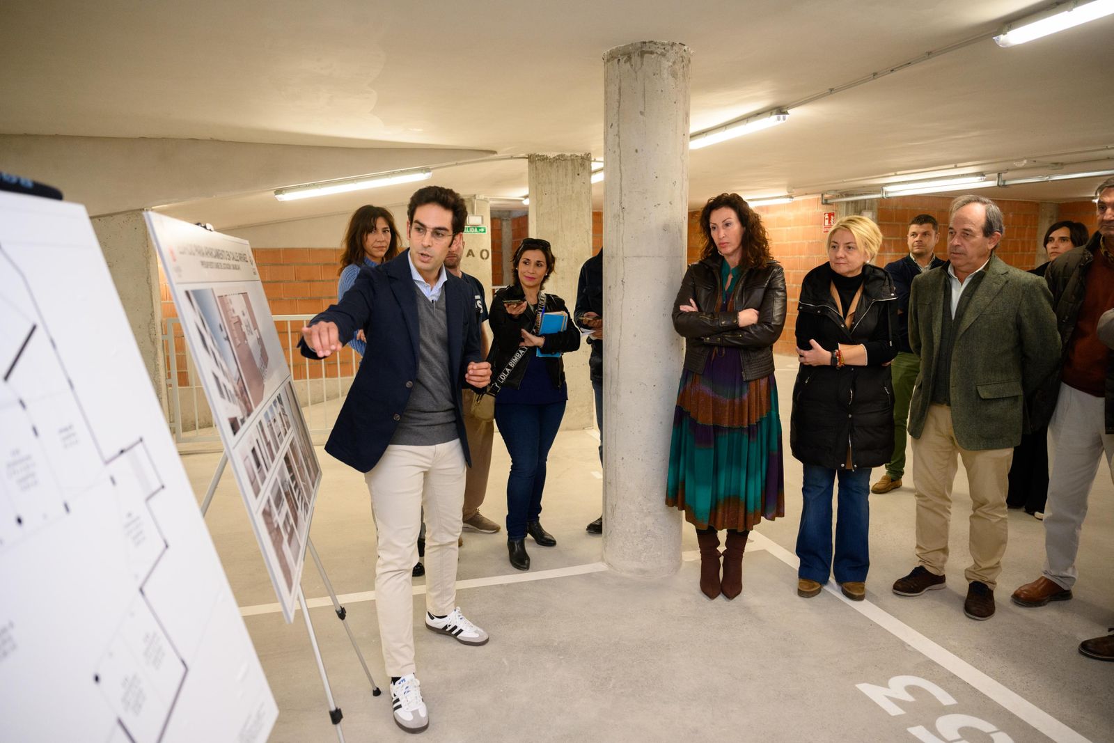 La alcaldesa atiende las explicaciones del arquitecto en el nuevo parking de la calle Arraéz.