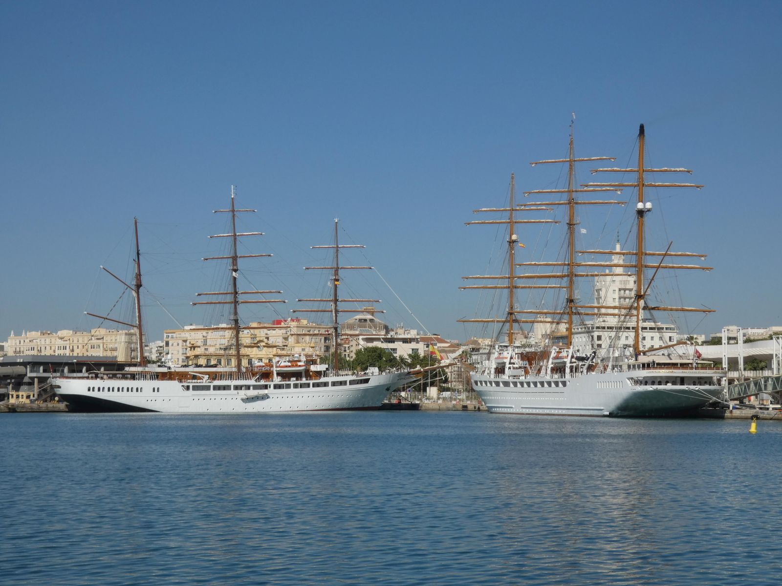 ‘Sea Cloud Spirit’ y ‘Sea Cloud II’, dos de los cinco barcos de turistas que visitaron ayer el puerto de Málaga.