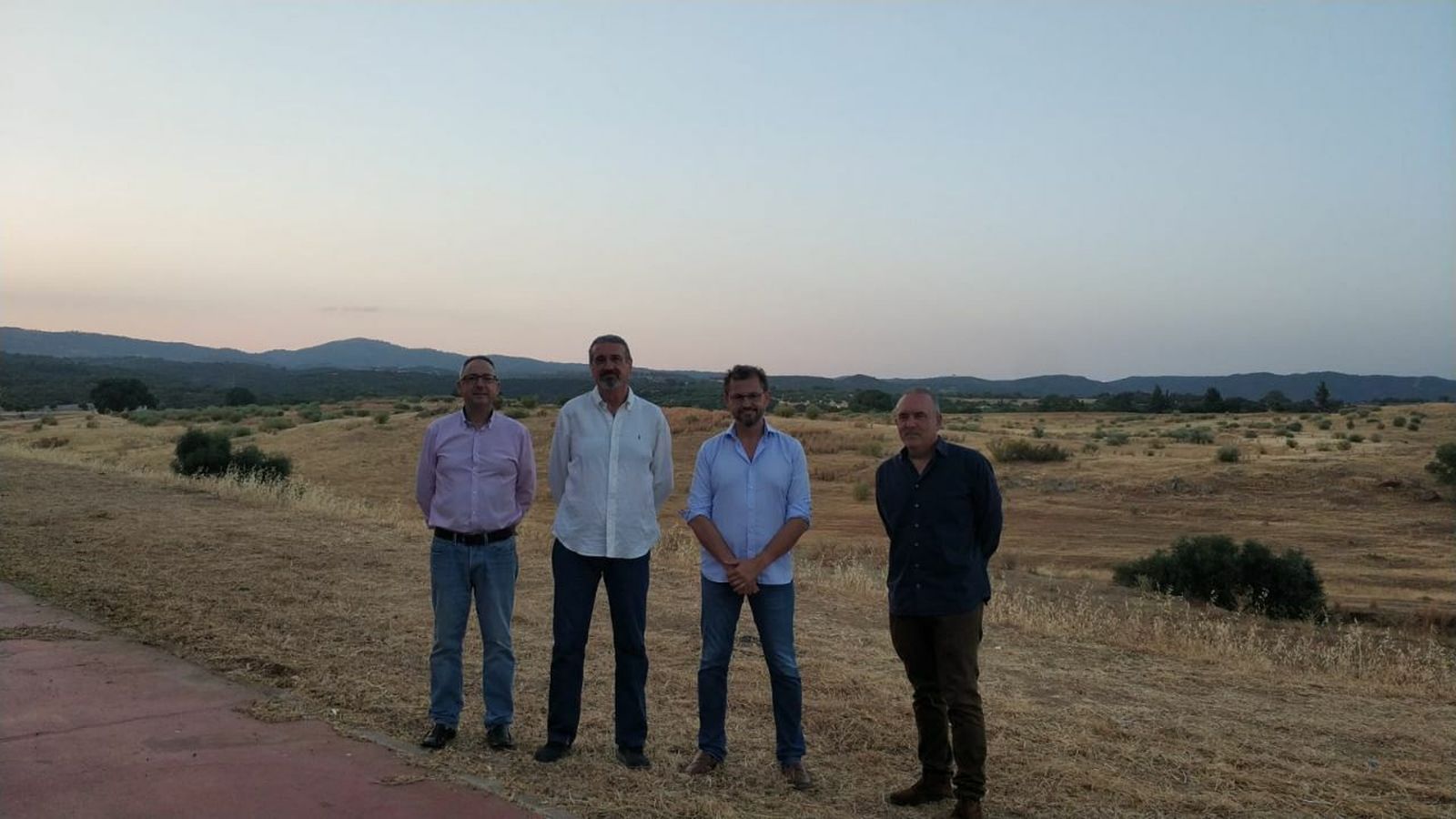 David Dorado, en el centro, durante su visita a Mirabueno.