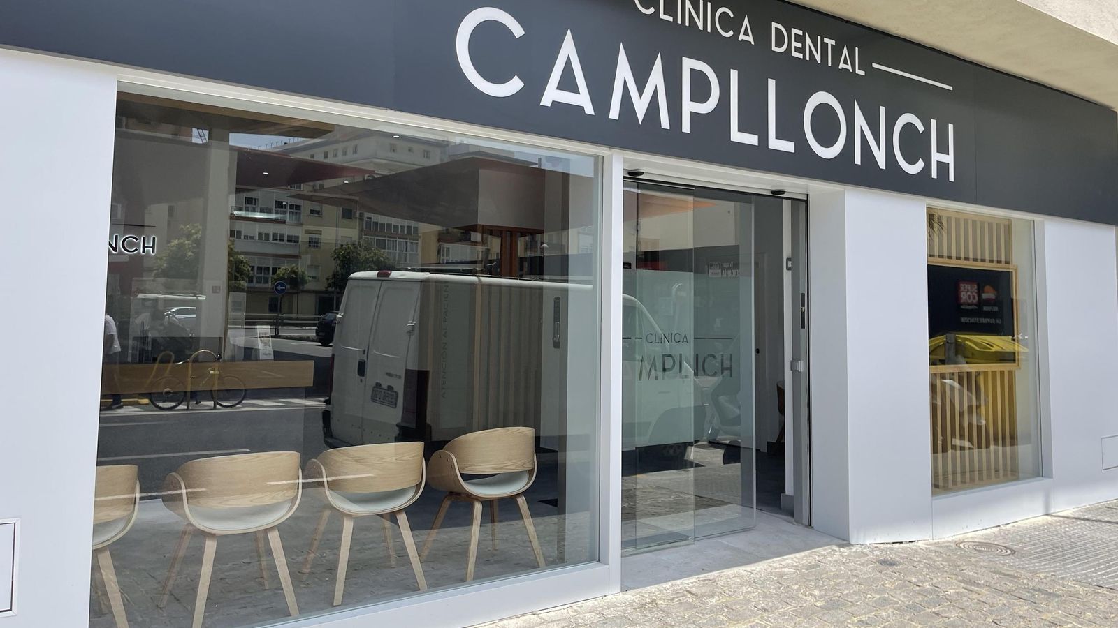 Fachada de la clínica dental Campllonch.