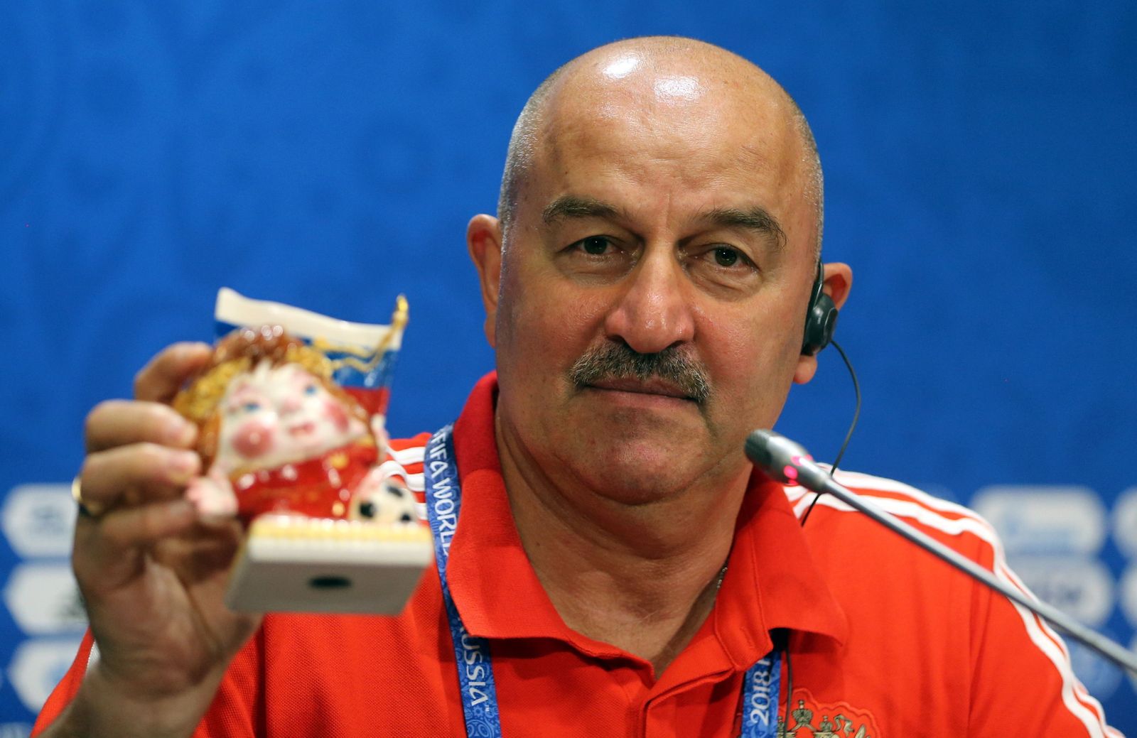 Stanislav Cherchesov posa con una figurita rusa de la suerte.