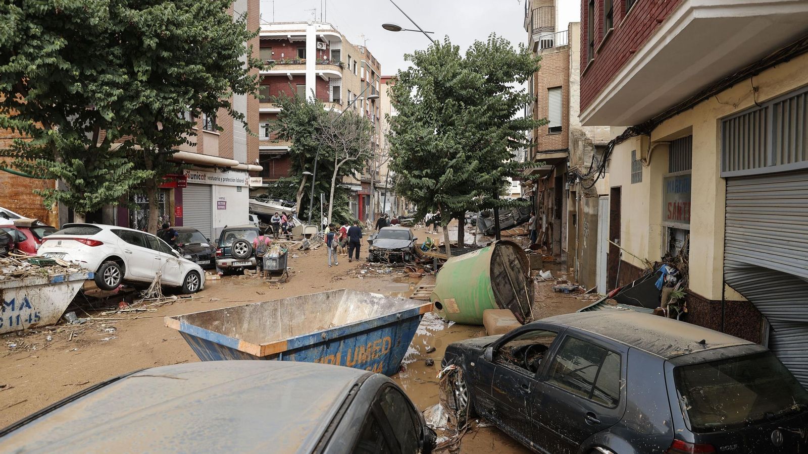 Así han quedado las calles de Valencia: desolación, barro y coches amontonados
