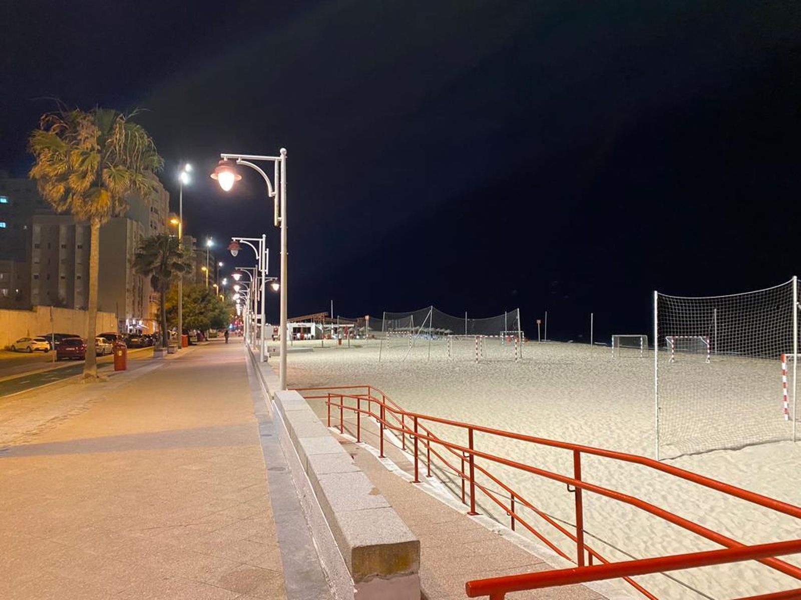 Alumbrado con focos hace unas semanas para unos trabajos de Costas en la playa de La Victoria.
