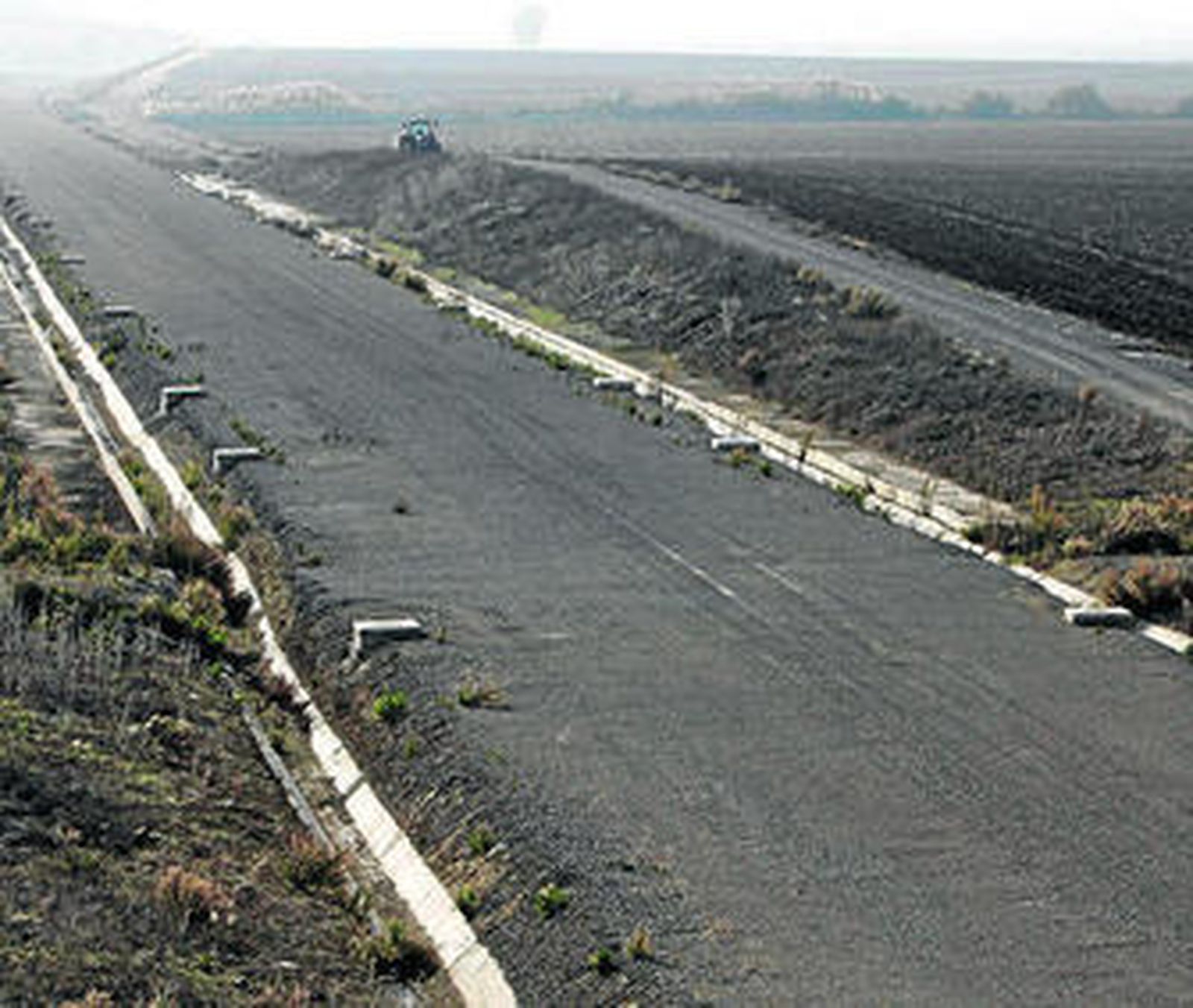 Así estaba, a comienzos de diciembre, una parte del recorrido ferroviario entre Utrera y Jerez.