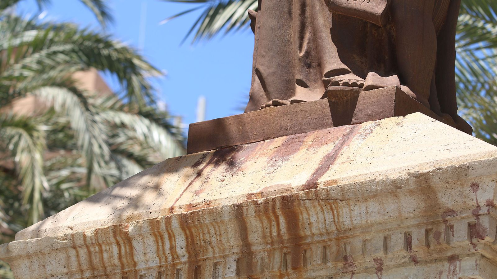 Detalle de los efectos de óxido sobre el pedestal de piedra