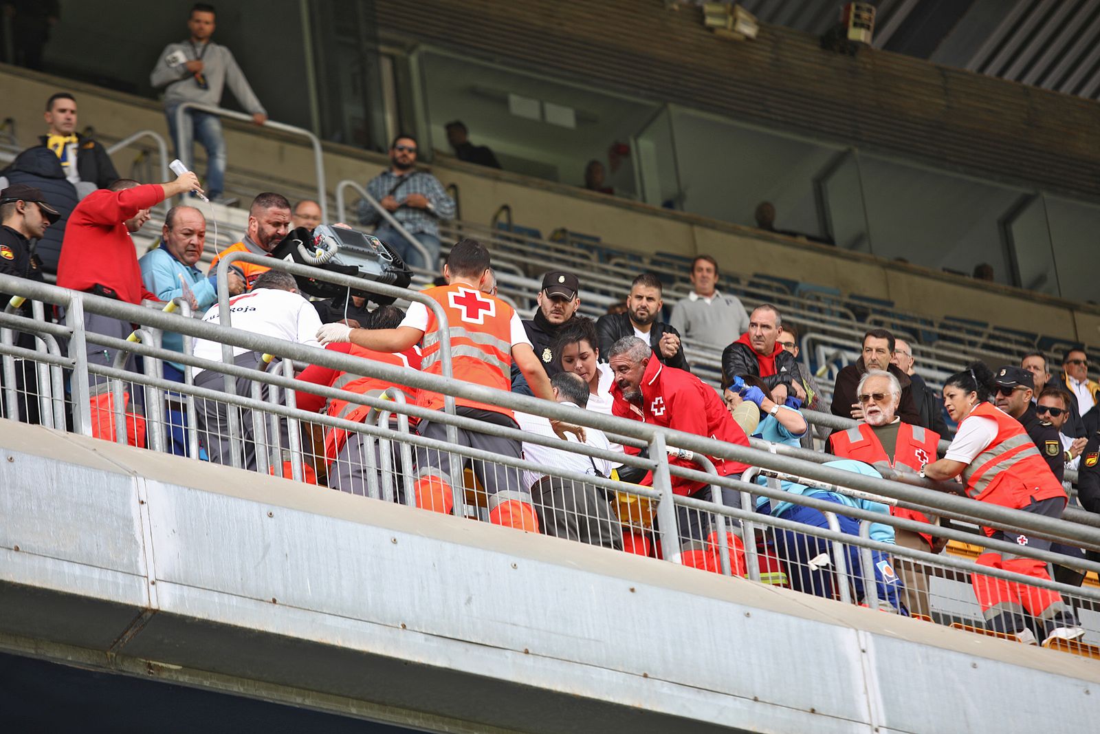 El personal sanitario atiende al aficionado en la grada alta de Tribuna.