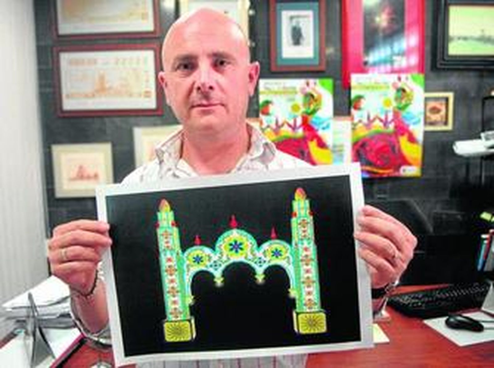 El delegado de Fiestas muestra un boceto de la portada de este año, que sólo contará con un arco central.