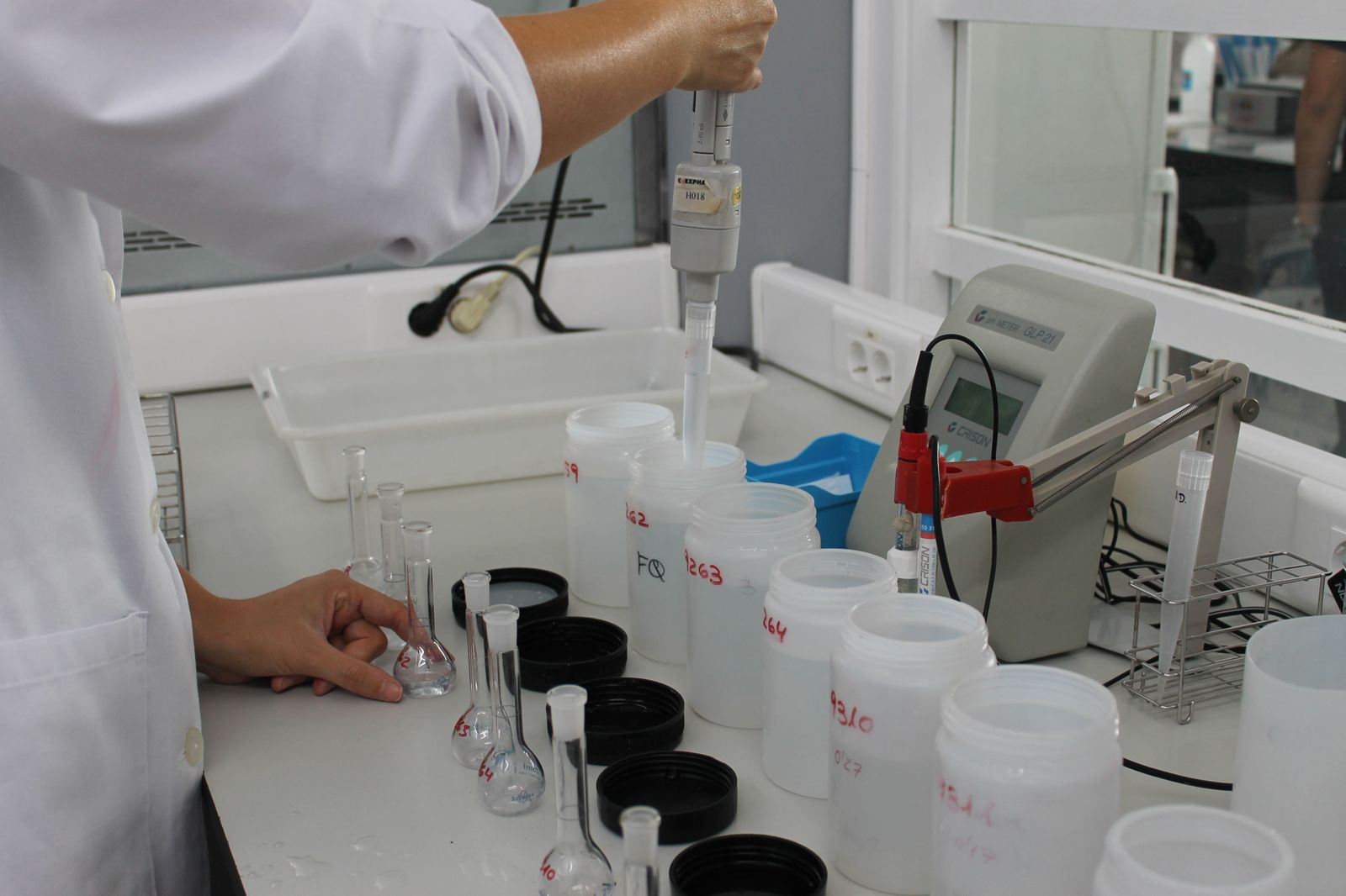 Una operaria trabaja en el laboratorio de Coexphal.