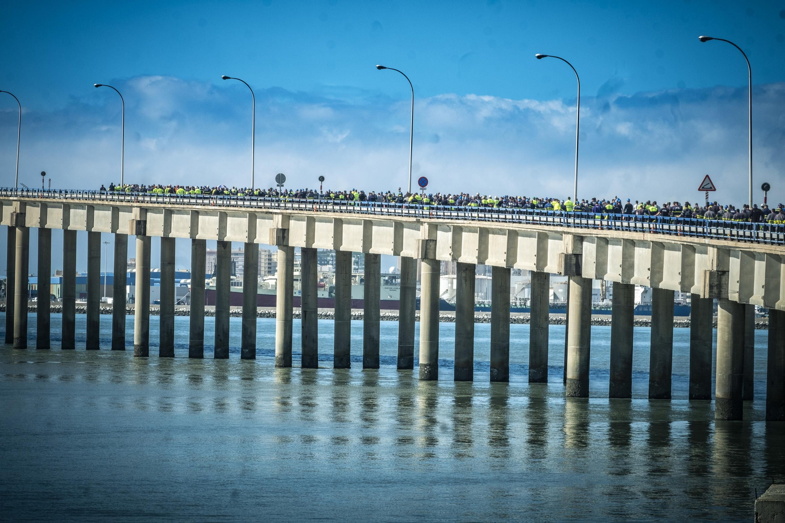 Imágenes de la protesta de las empresas auxiliares de Navantia Puerto Real en el Puente Carranza