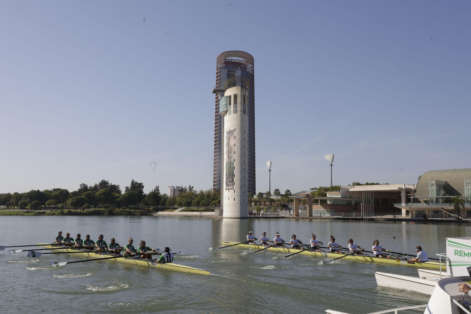 La Regata Sevilla-Betis femenina en imágenes