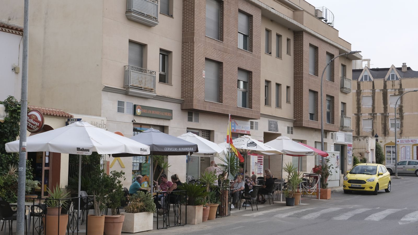 Extranjeros en bares de Arboleas.