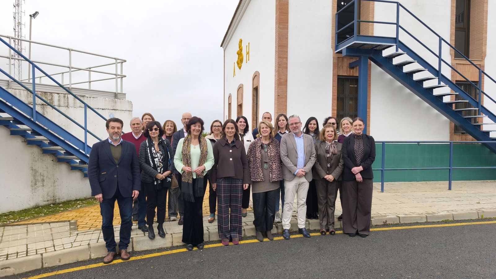 Foto de familia de LA mesa de trabajo del Pacto Social del Agua en Huelva.