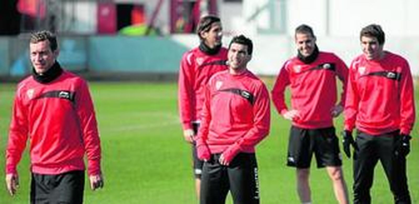 Guarente, Escudé, Reyes, Fernando Navarro y Campaña,  en un momento de relajación durante el entrenamiento matinal de ayer.