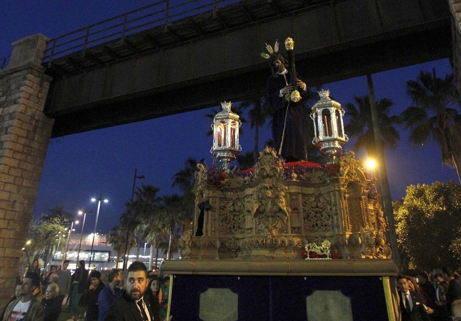 El Gran Poder bajo el Cable Inglés.