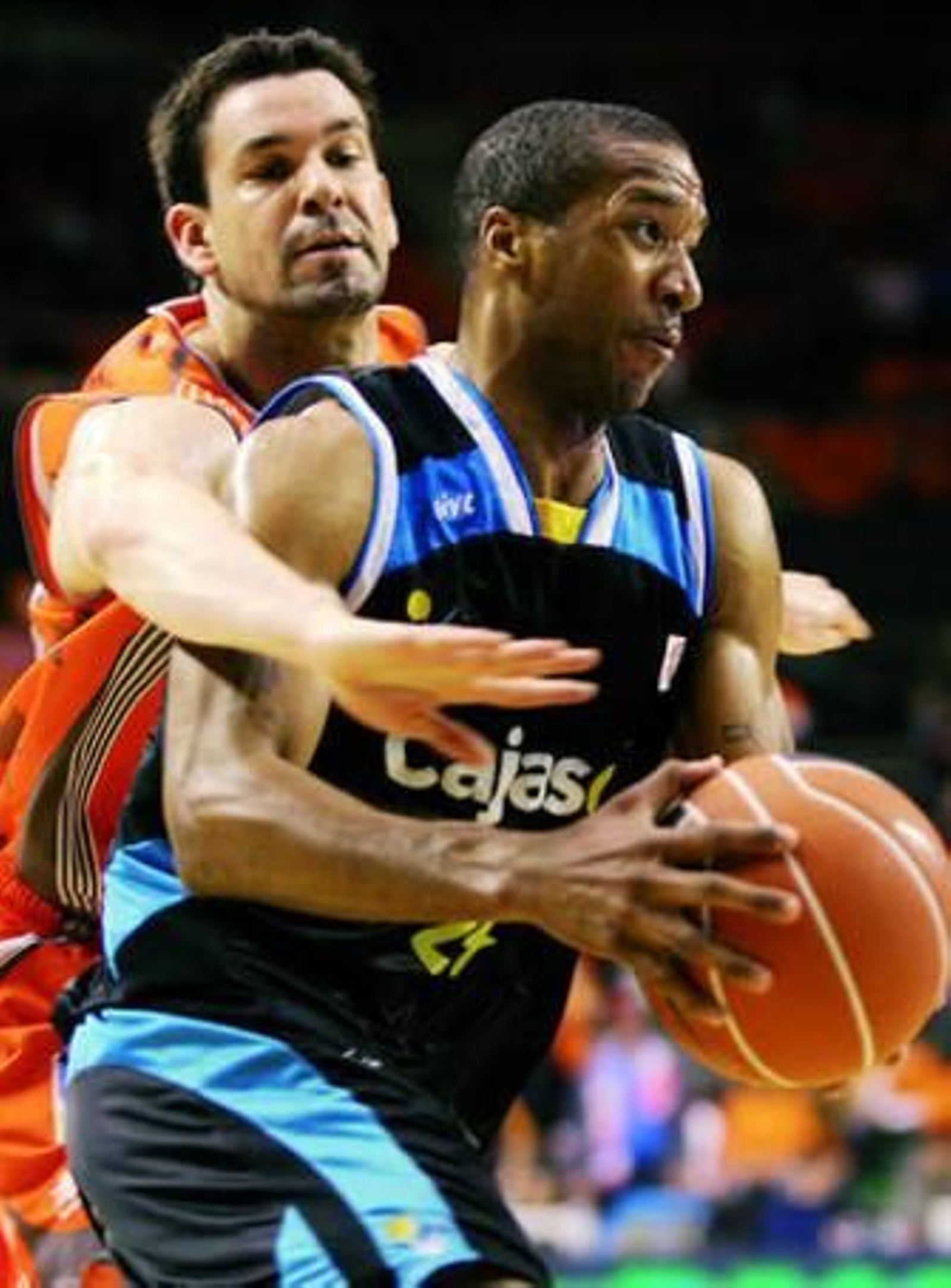Clay Tucker se dirige hacia la canasta del Pamesa perseguido por Rafa Martínez.