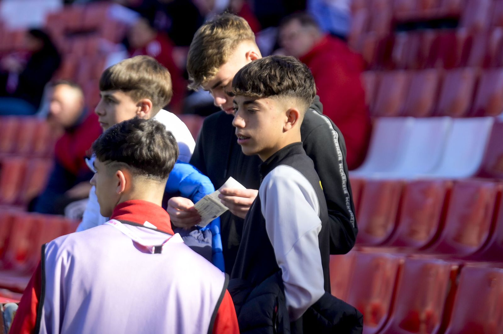 Encuéntrate en la grada y en el recibimiento al Granada CF