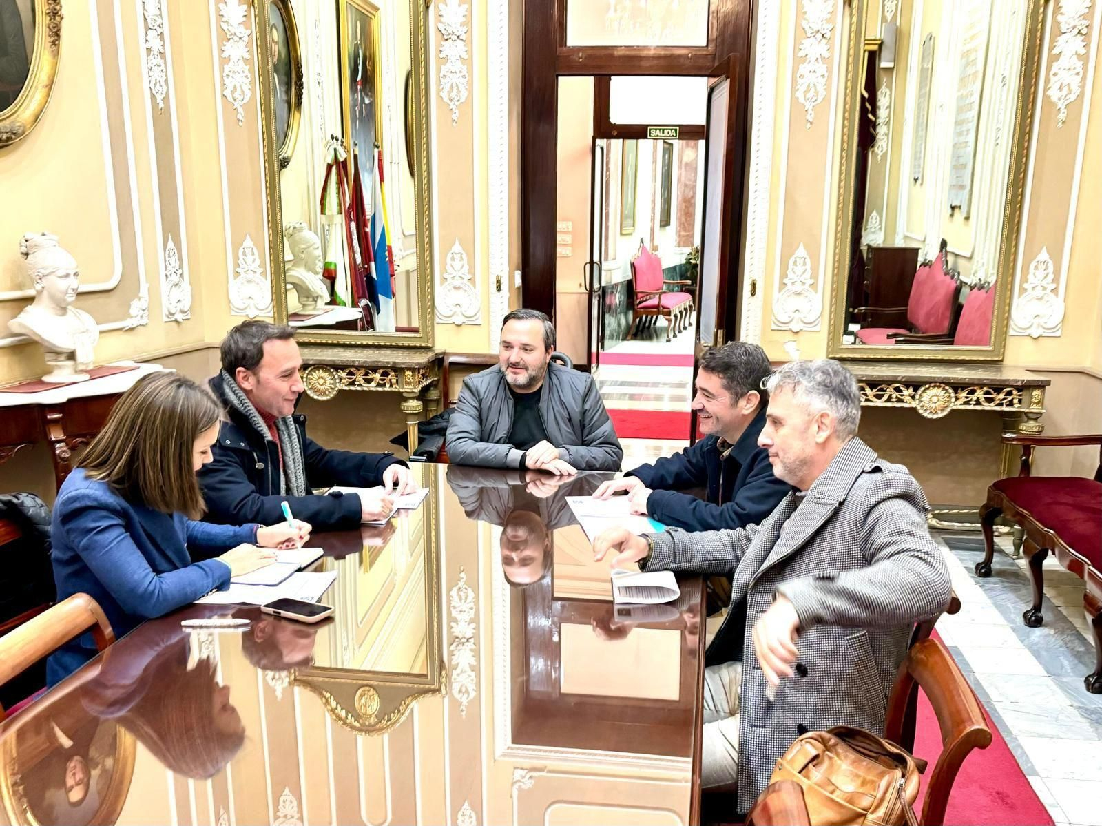 Representantes de ConVive Cádiz, gestores de viviendas turísticas, con los tenientes de alcalde de Turismo y Urbanismo.