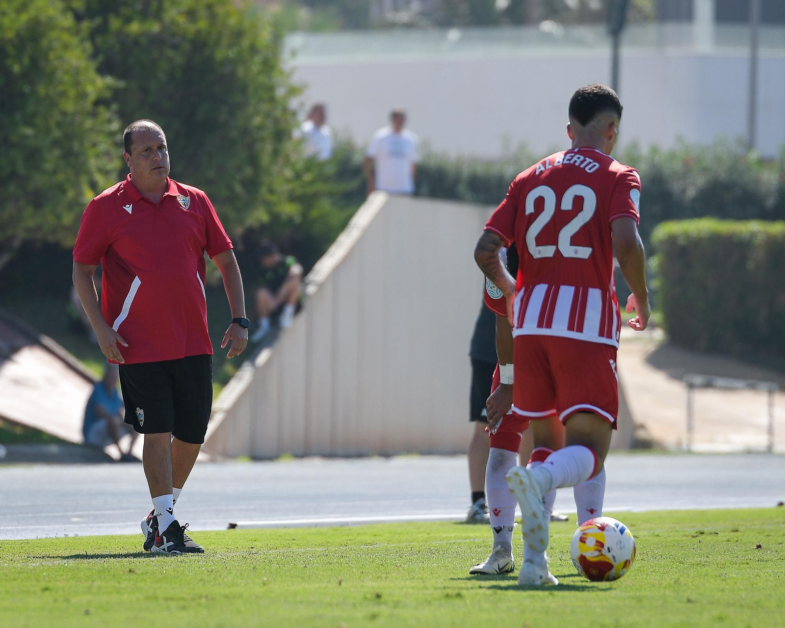 Alberto Lasarte observa desde la banda el juego de su equipo en el choque que enfrentó a los rojiblancos con el Águilas.