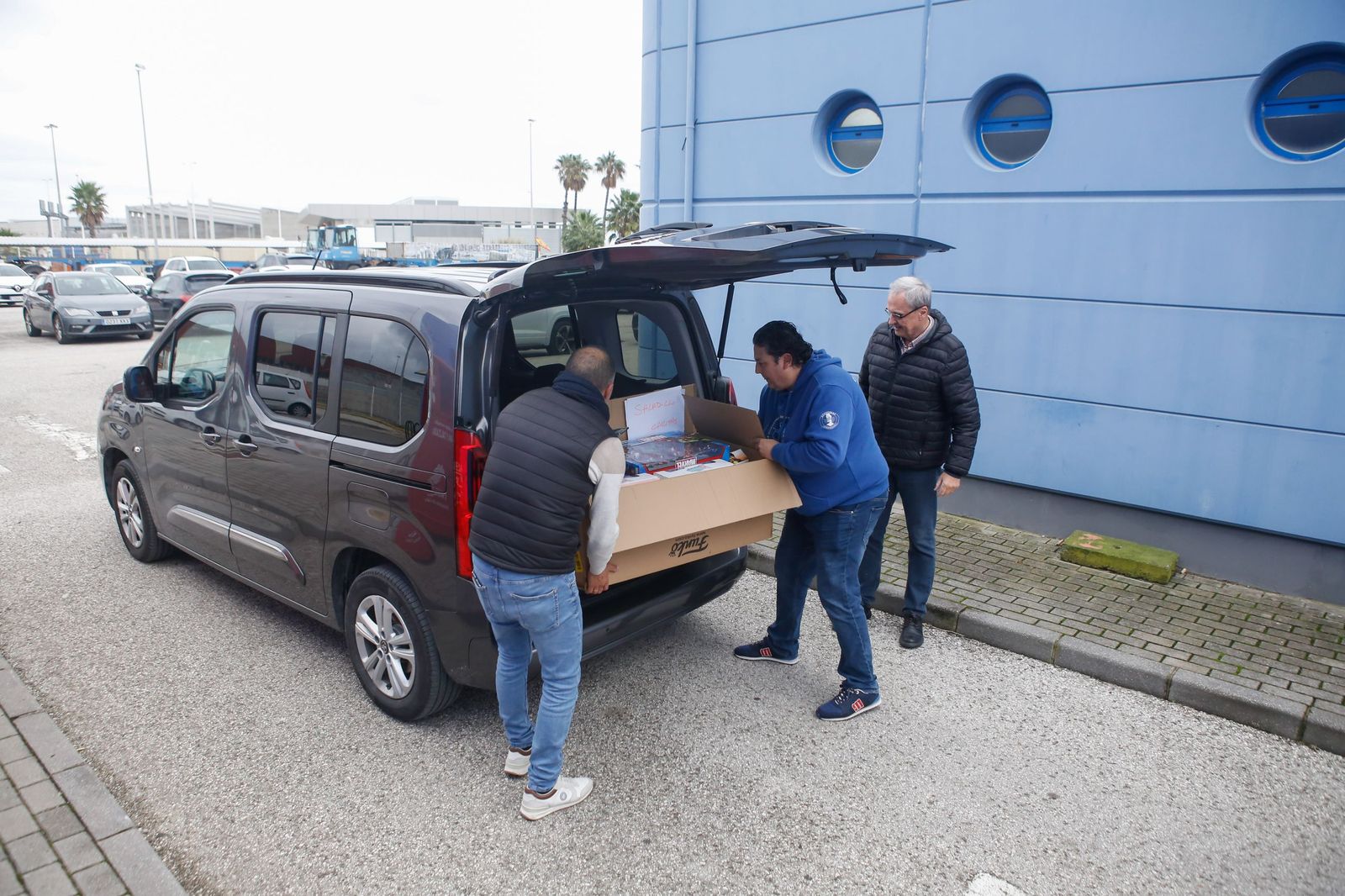 Fotos del reparto de juguetes de la Coordinadora Solidaria del Puerto de Algeciras